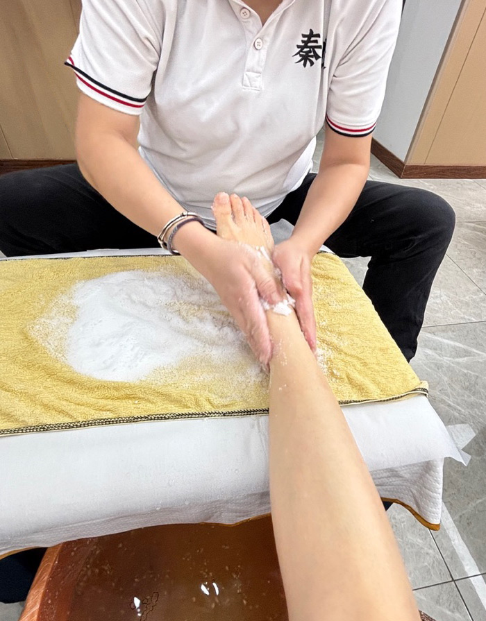 焼いた塩で足をさすってもらう（殺菌・温熱効果）