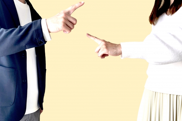 口論する夫婦
