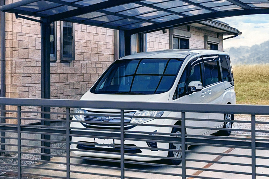 車庫にしまわれる車